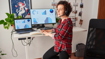 femme-travaillant-à-un-bureau-ajustable